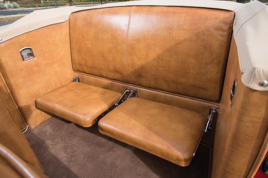 Интерьер Cadillac V16 Convertible Coupe by Fleetwood 1938 года  (фото 29 из 42)